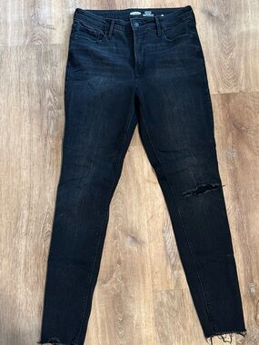 High-Rise Black Skinny Jeans with Subtle Distressed Knee